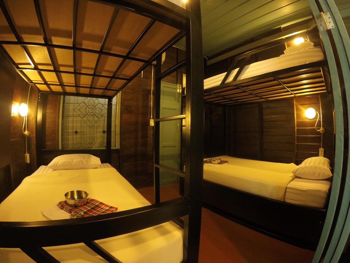 La Moon Hostel Bangkok Exterior photo