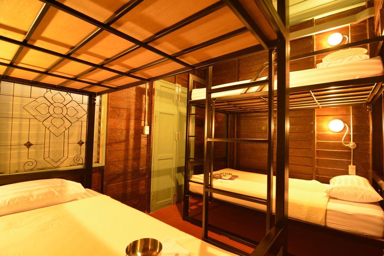 La Moon Hostel Bangkok Exterior photo