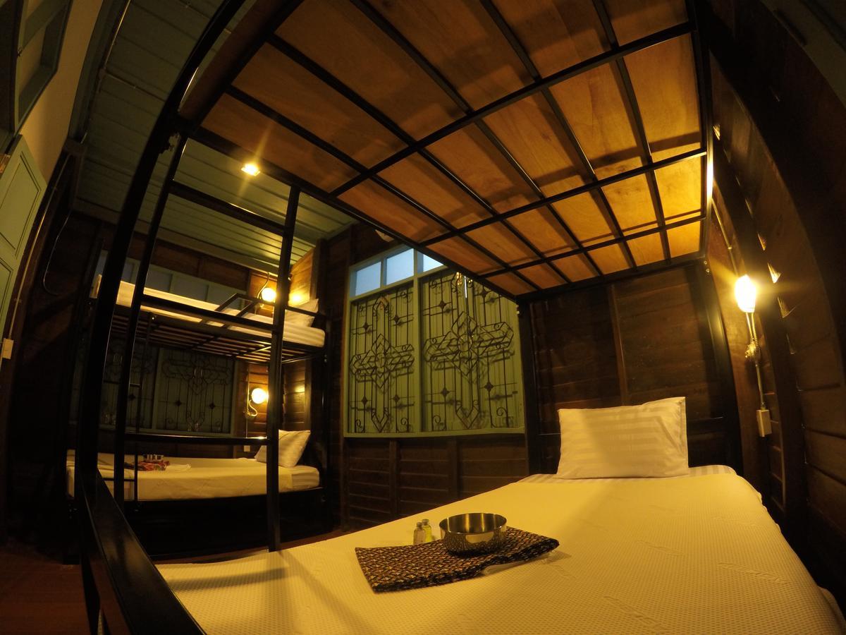 La Moon Hostel Bangkok Exterior photo