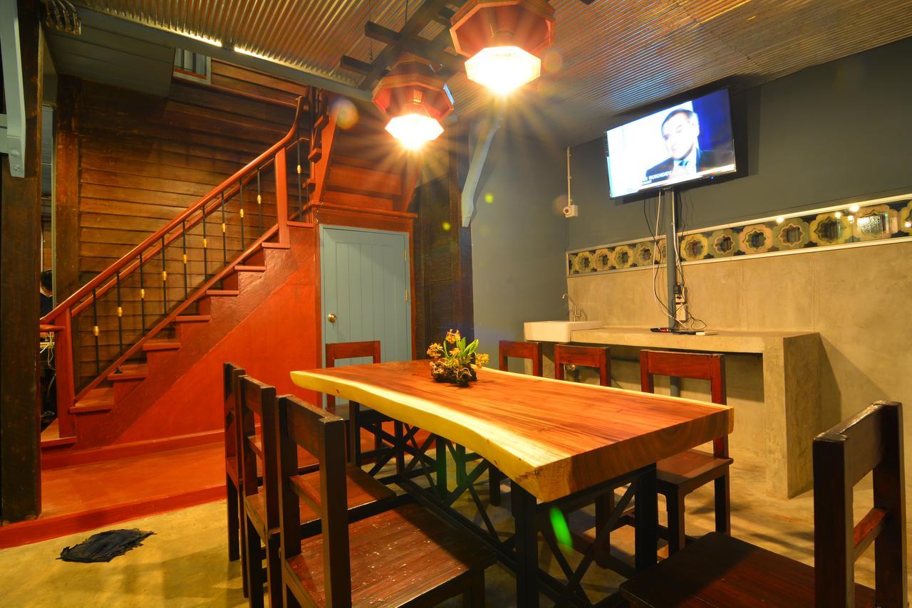 La Moon Hostel Bangkok Exterior photo