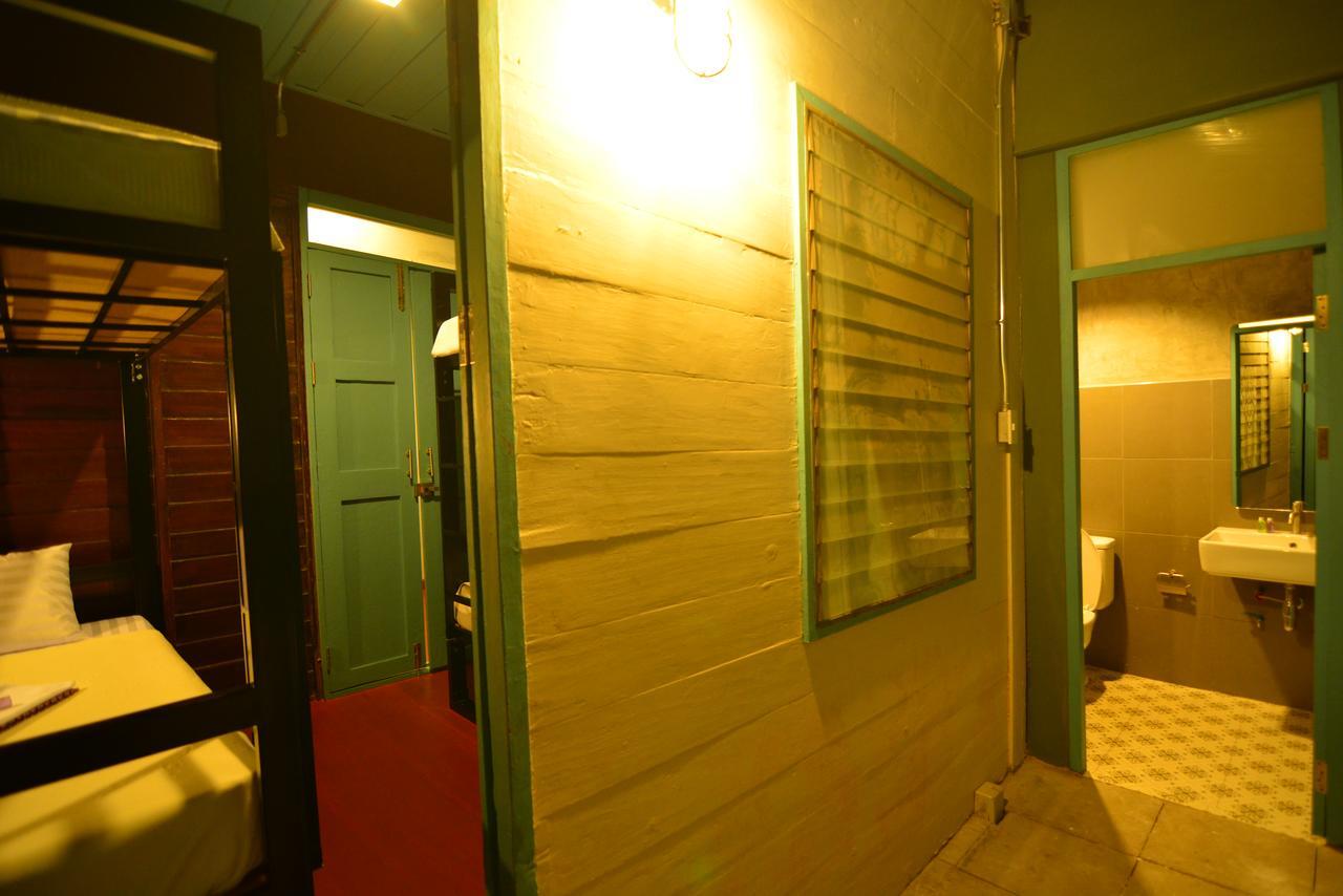 La Moon Hostel Bangkok Exterior photo